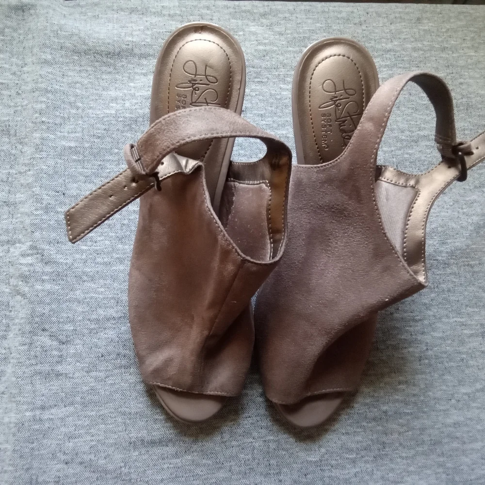 Elegant Brown Women's Heels - Picture 4 of 4